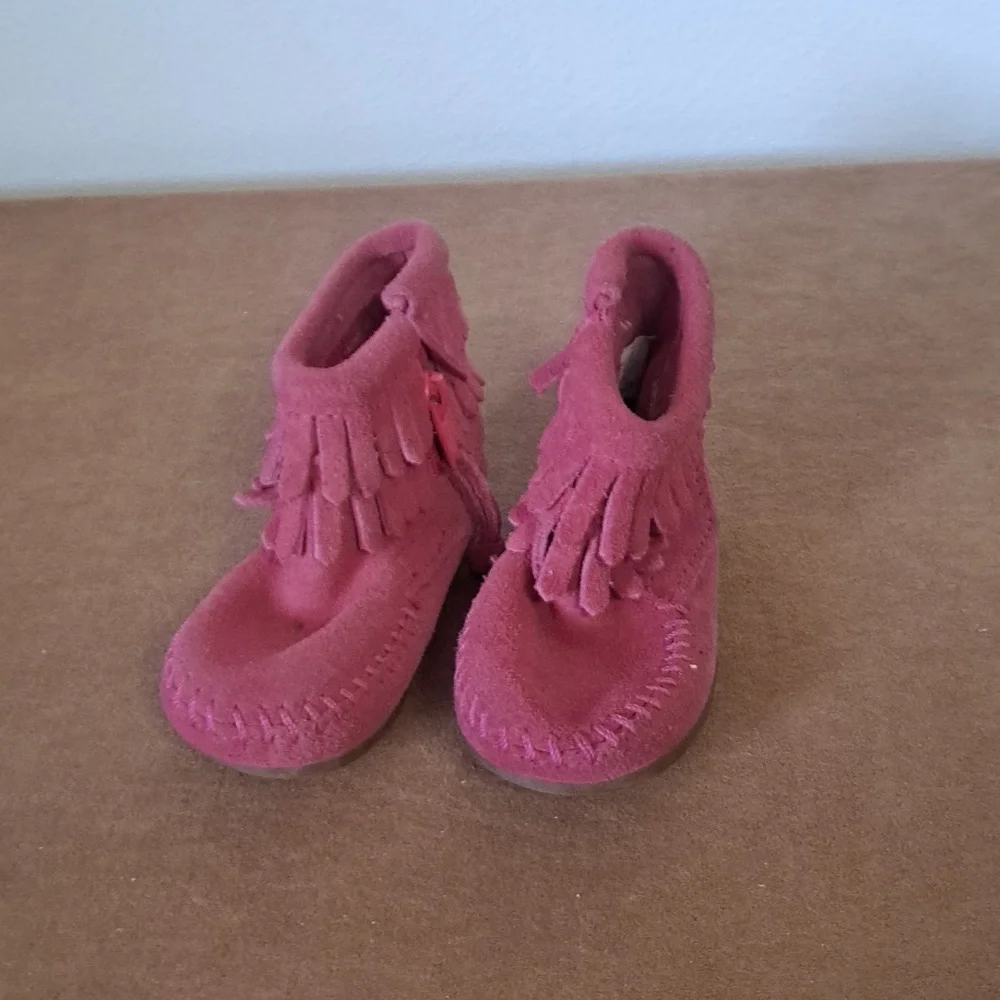 Minnetonka Moccasins pink leather  ankle fringed size 3 shoes.